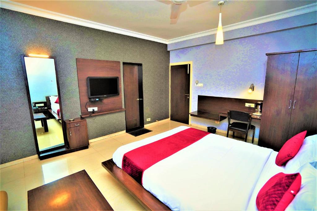 拉杰果德New Hotel Europa Inn的一间卧室配有一张大床和电视
