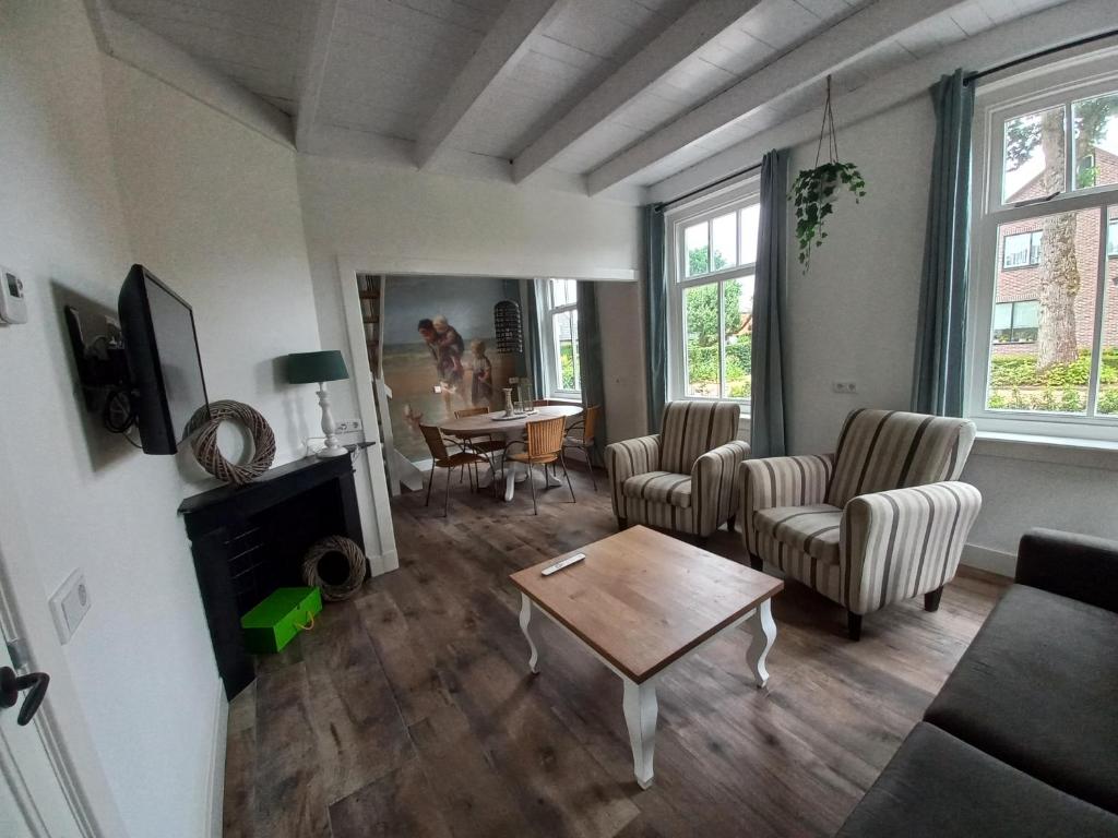 奥门Vakantiewoning - Veurom的客厅配有沙发和桌子