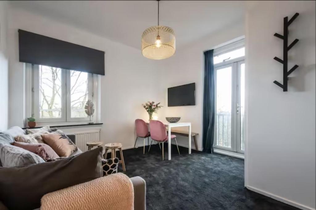 阿姆斯特丹Cozy 2-bedroom apartment的客厅配有沙发和桌子