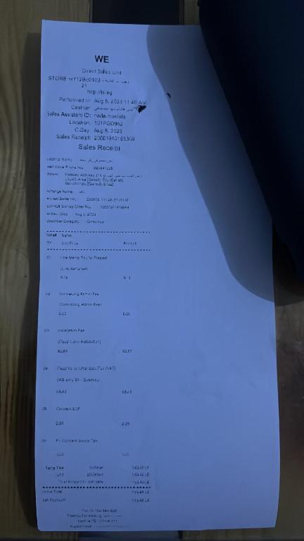 达哈布Malaz Motel的一张桌子上摆着一份白色的菜单