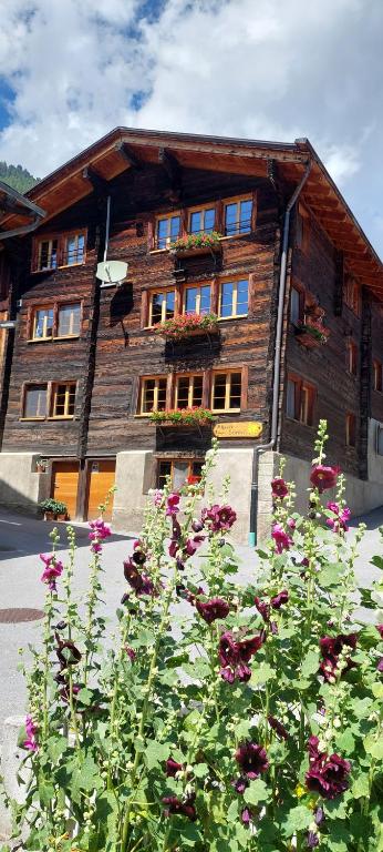 雷金根Alpensonne的前面有鲜花的木制建筑