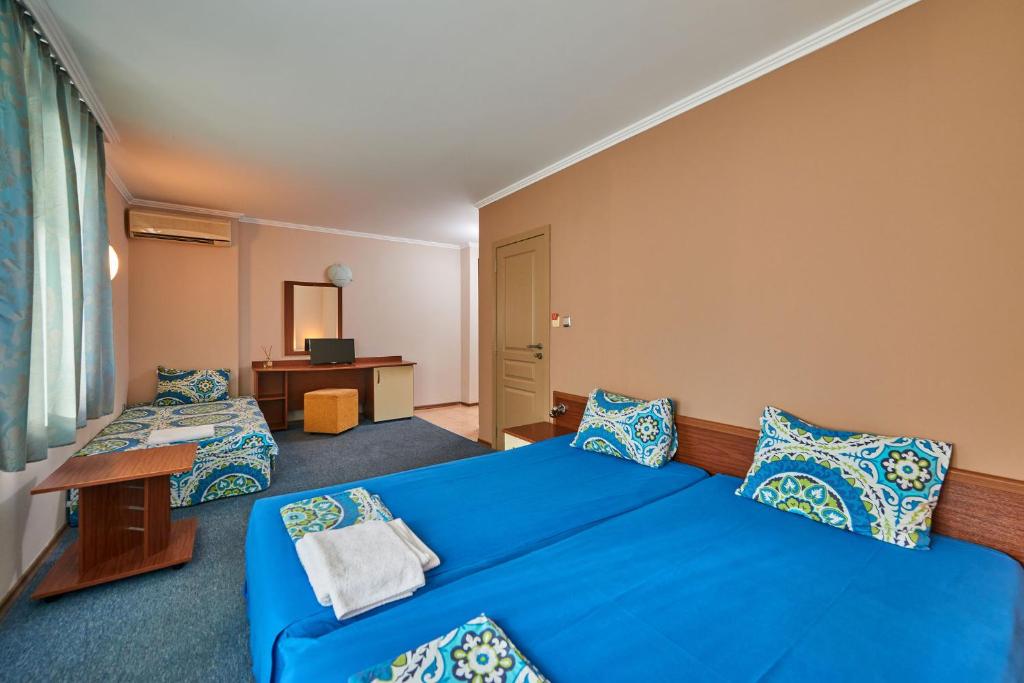 帕莫瑞Hotel Electra的一间酒店客房,配有一张蓝色的床和一张书桌