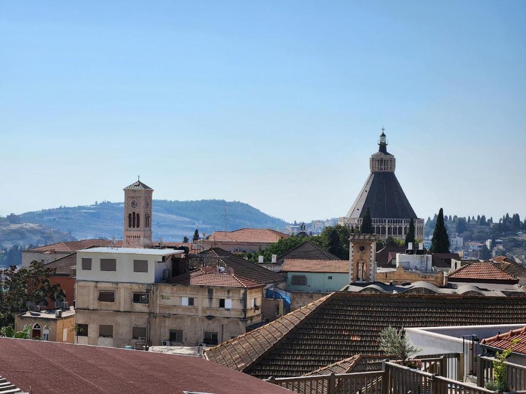 拿撒勒Daher Guest House Nazareth的享有带屋顶和建筑的城市美景