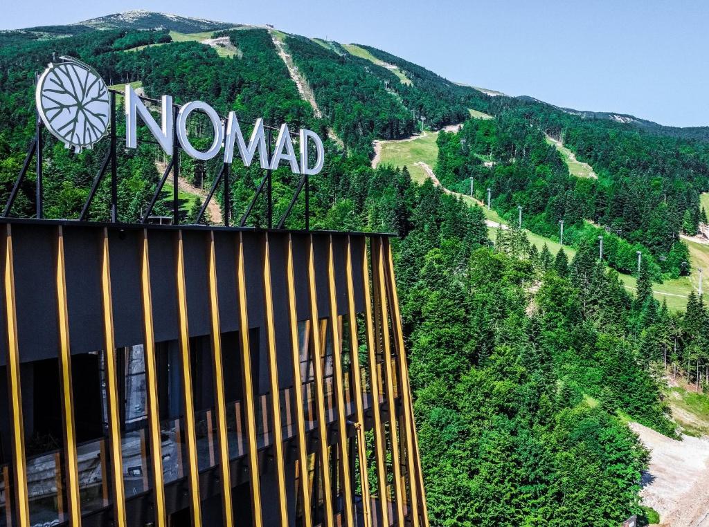 别拉什尼察Hotel Nomad的登山上游牧民的标志