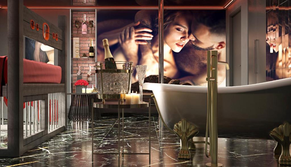 格但斯克Grey Secret Champagne Apartament Spa的带浴缸和女性海报的浴室