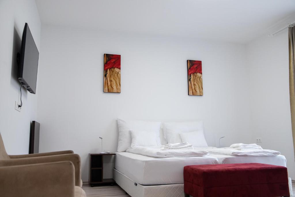 莫劳豪洛姆Rozmaring Apartmanház的白色客房 - 带两张床和椅子
