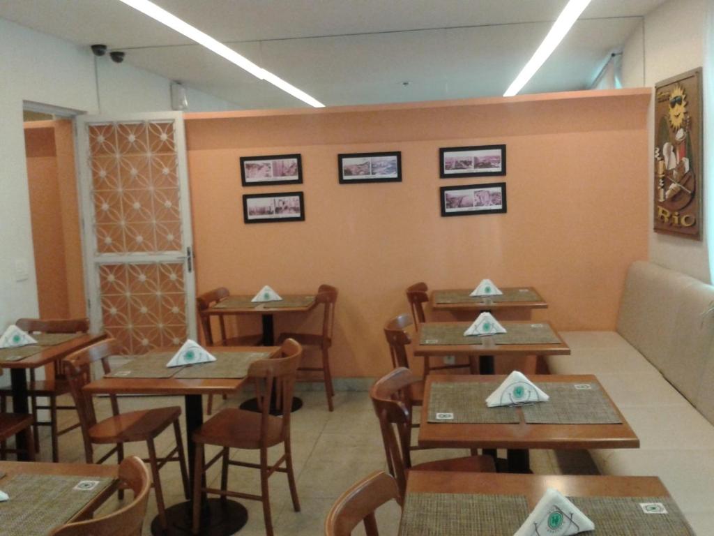 里约热内卢委内瑞拉酒店的一间在房间内配有桌椅的餐厅