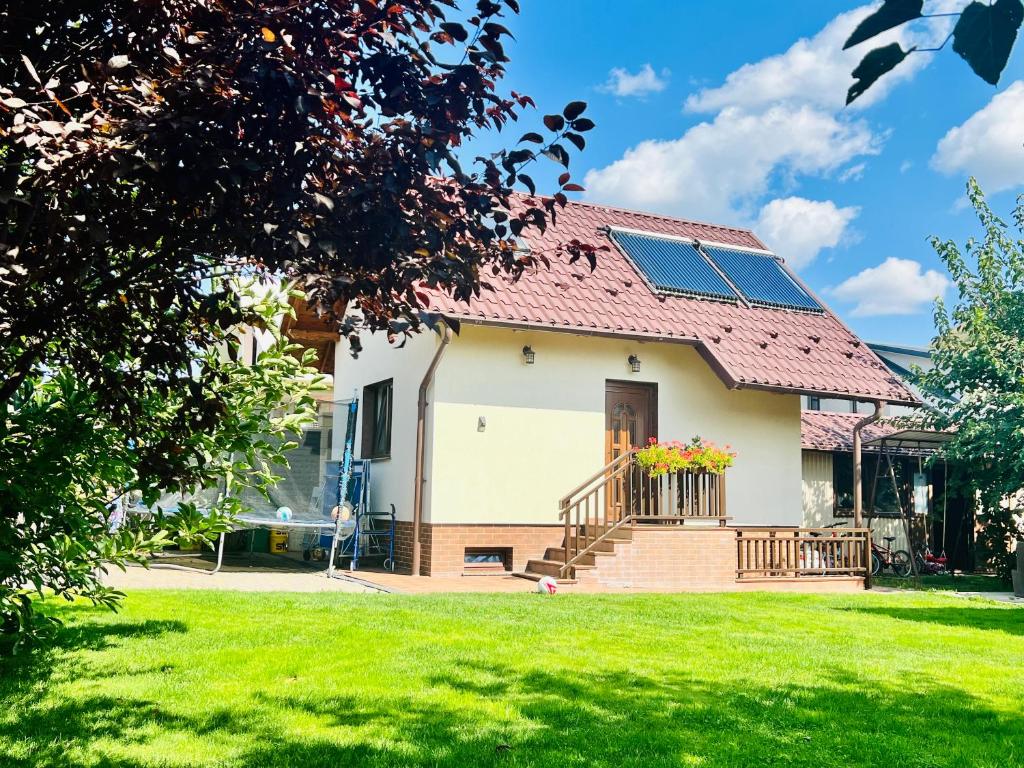 苏恰瓦Altheda Living Tiny House的屋顶上设有太阳能电池板的房子