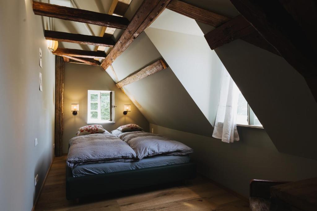 莱比锡Flecksches Gut的阁楼上的卧室配有两张床
