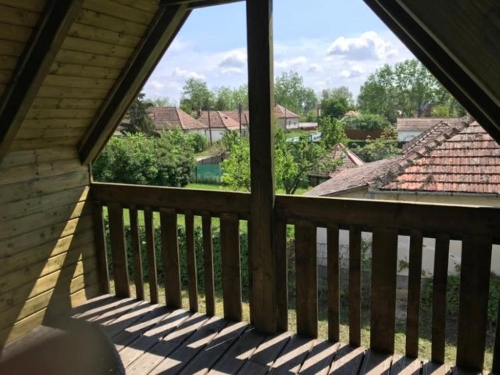 波罗斯洛Jövő Hét Pihenőház的房屋的阳台享有风景。