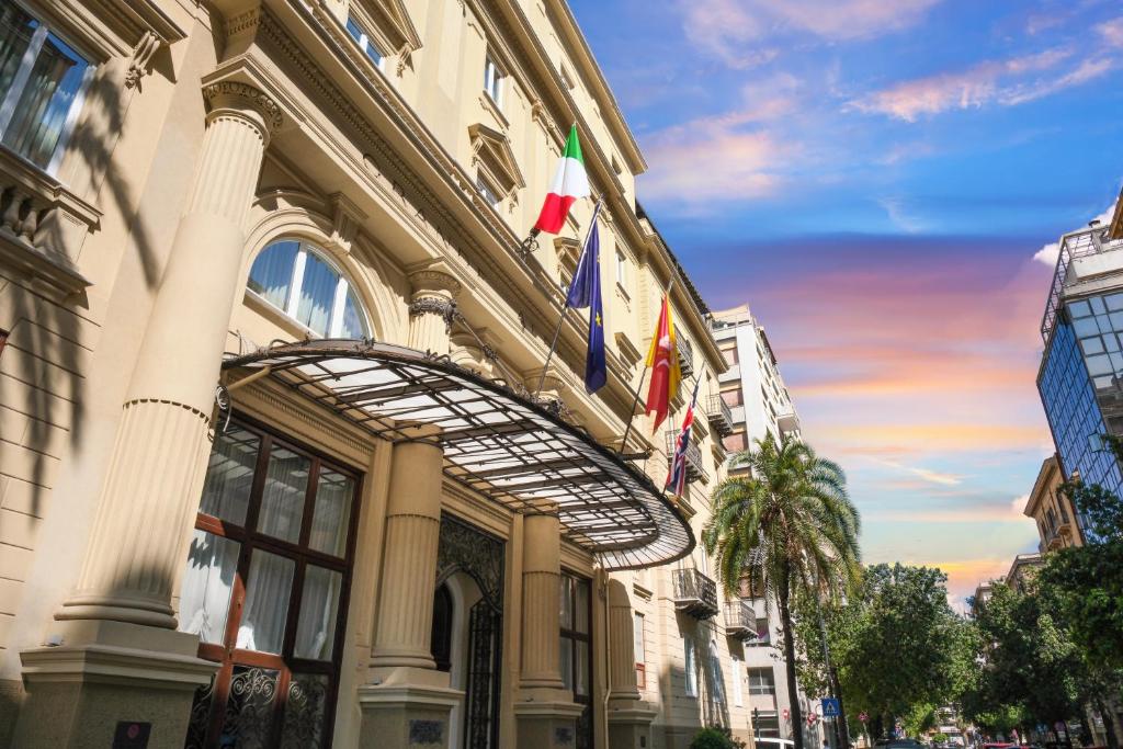 巴勒莫艾特德斯帕尔梅斯大酒店的一面有旗帜的建筑