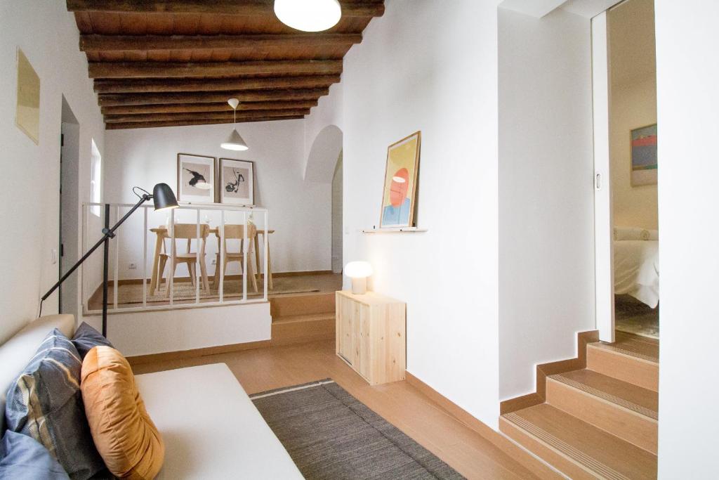马林堡Comfortable getaway in Medieval Castro Marim的客厅拥有白色的墙壁和木制天花板。