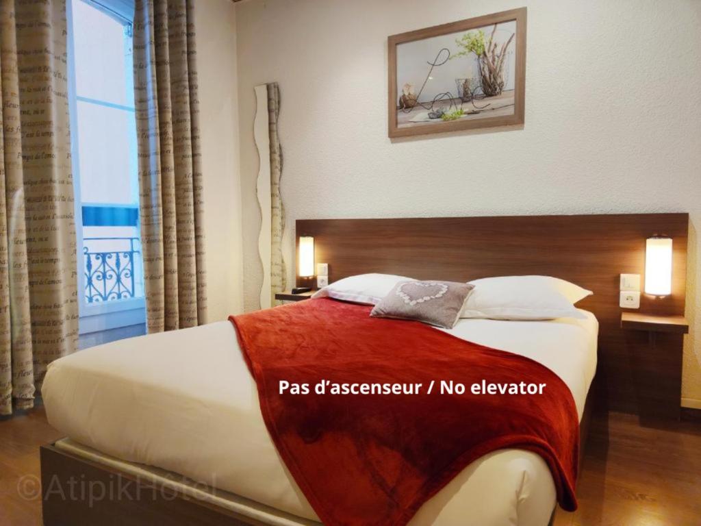 安锡Atipik Hôtel的一间卧室设有一张大床和大窗户