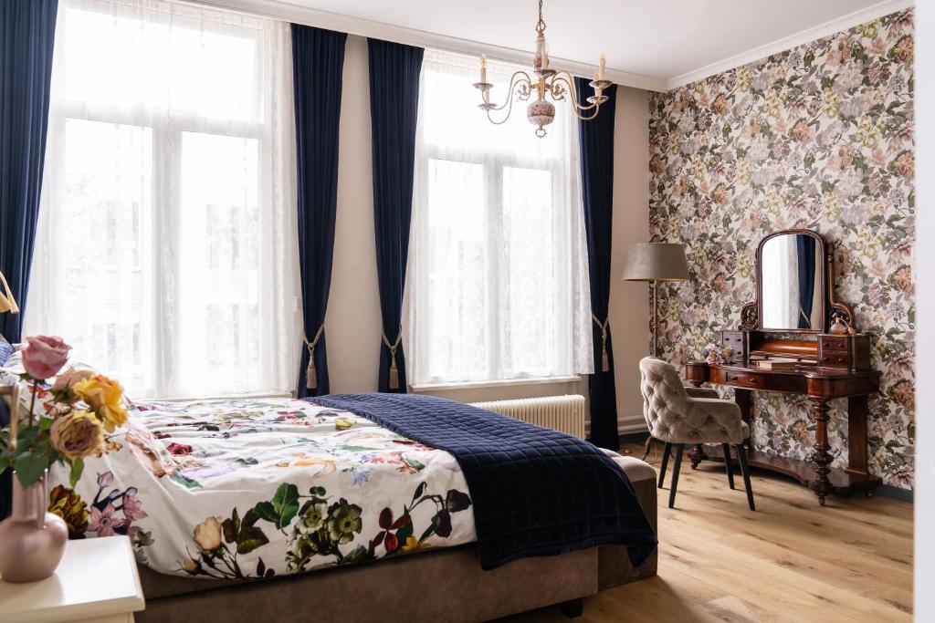 贝茨泰兹瓦赫De Jonge Barones的卧室配有一张床、一张书桌和窗户。