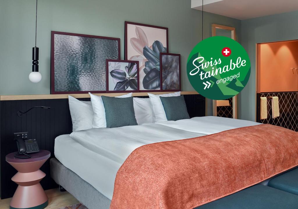 苏黎世Sorell Hotel St. Peter的一间卧室配有一张绿意盎然的大床
