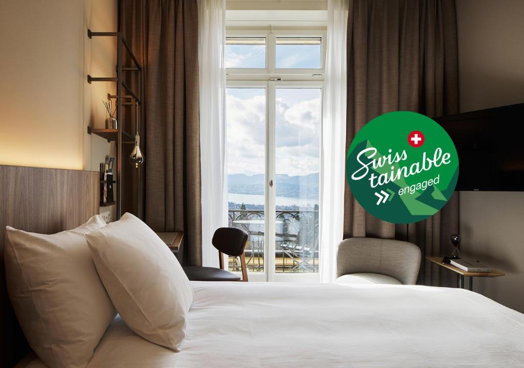 苏黎世索丽尔苏黎伯格酒店的酒店客房设有床和窗户。