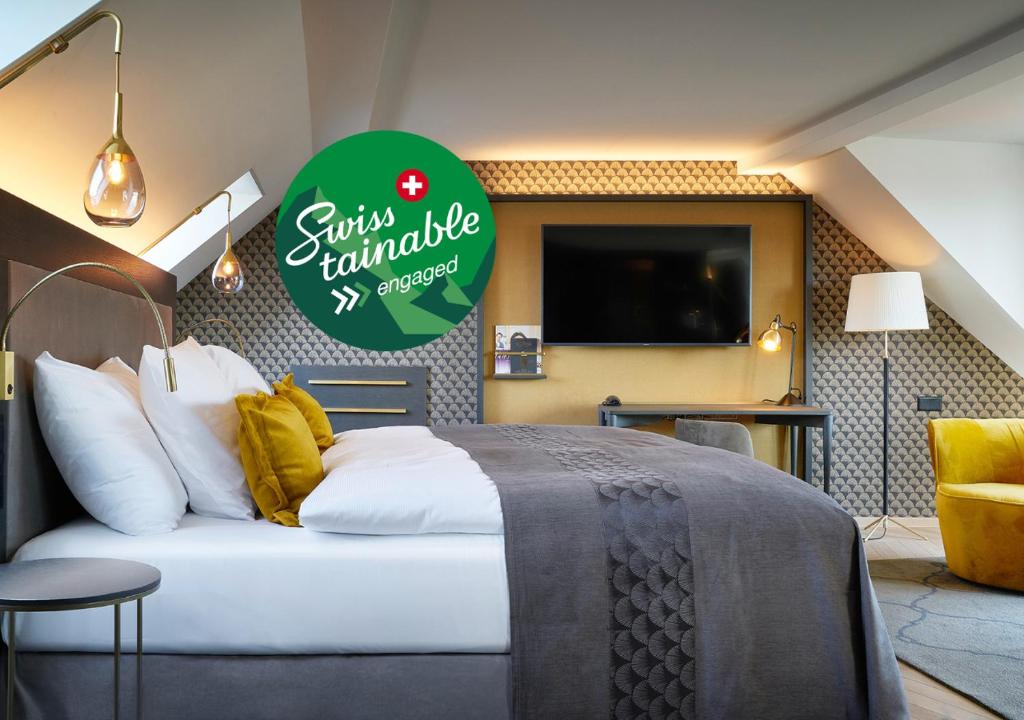 苏黎世泽费尔德速乐酒店的卧室配有一张床,墙上有绿色标志
