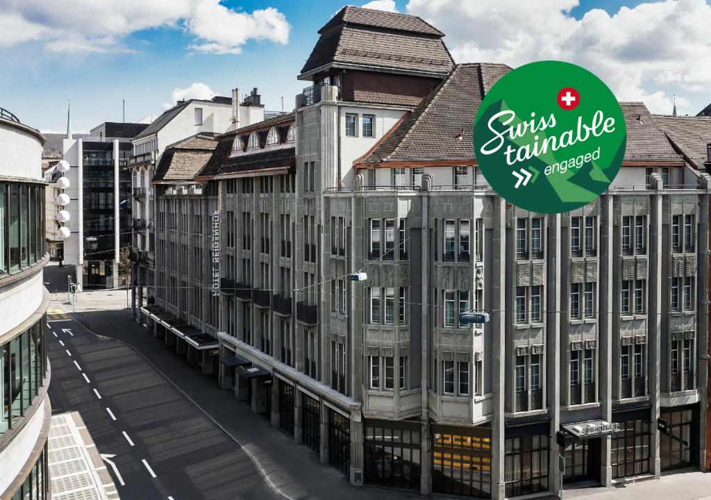 苏黎世Boutique Hotel Seidenhof的前面有标志的建筑