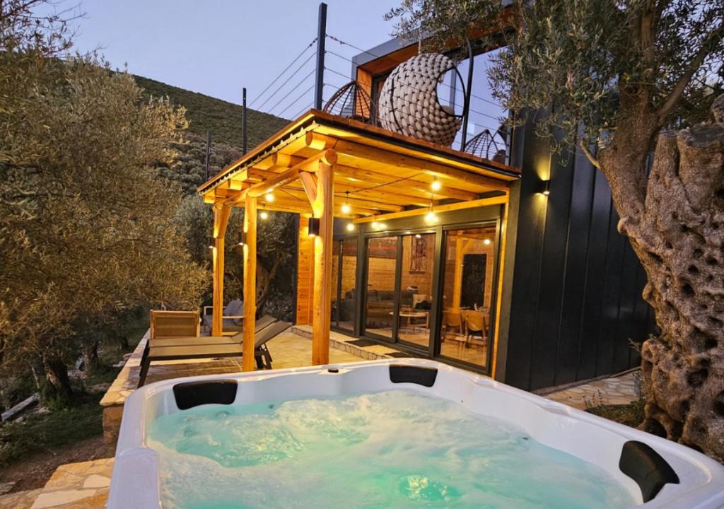 乌尔齐尼Villa Tramonto D'Oro的房屋后院的浴缸