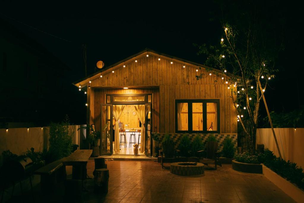 大叻Là Lá La Home的一间晚上有灯的小木屋