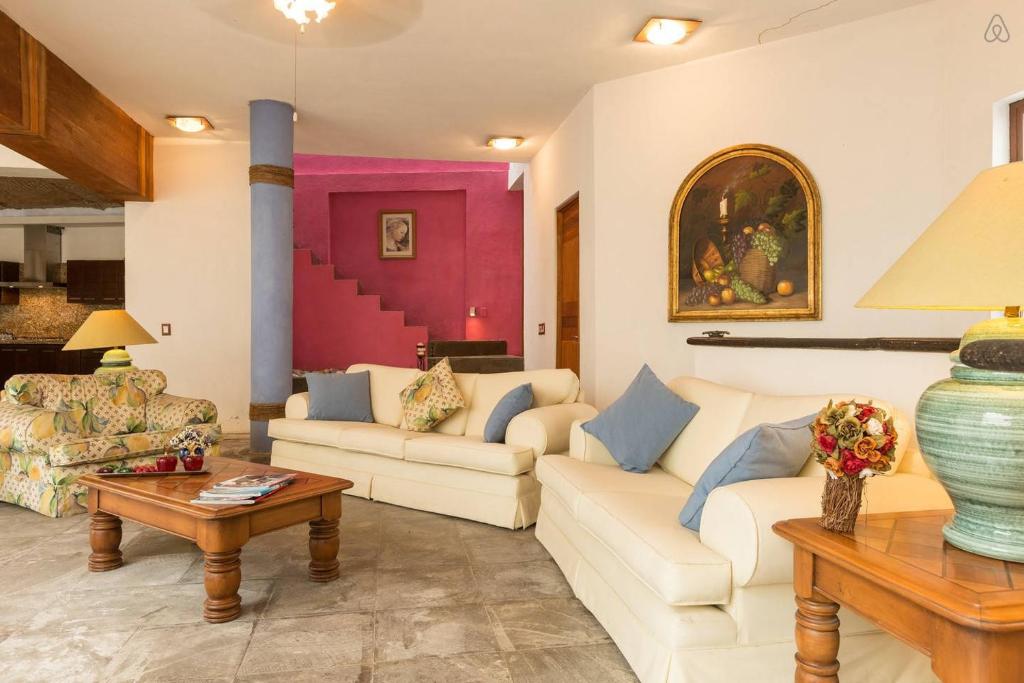 巴亚尔塔港Casa La Columna的客厅配有两张沙发和一张桌子