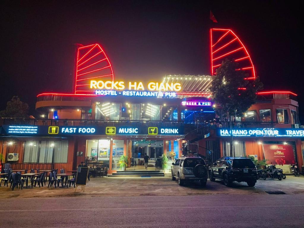 河江Rocks Ha Giang Hostel & Tour的一座建筑,晚上停在前面