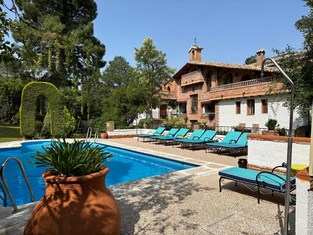 阿罗约弗里奥德拉谢拉圣玛丽亚修道院乡村酒店的一座带游泳池和房子的别墅