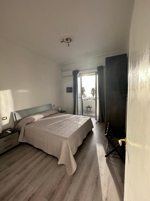 阿纳卡普里B&B il Rio的白色的卧室设有床和窗户