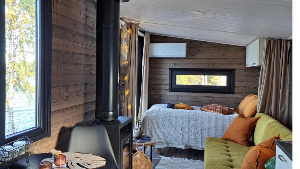 MeltosjärviArctic Circle Beach House的一间带壁炉的卧室和一张位于客房内的床