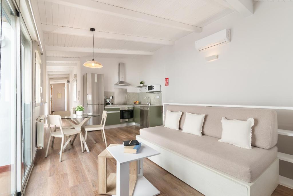马德里玫瑰中心公寓的客厅配有沙发和桌子