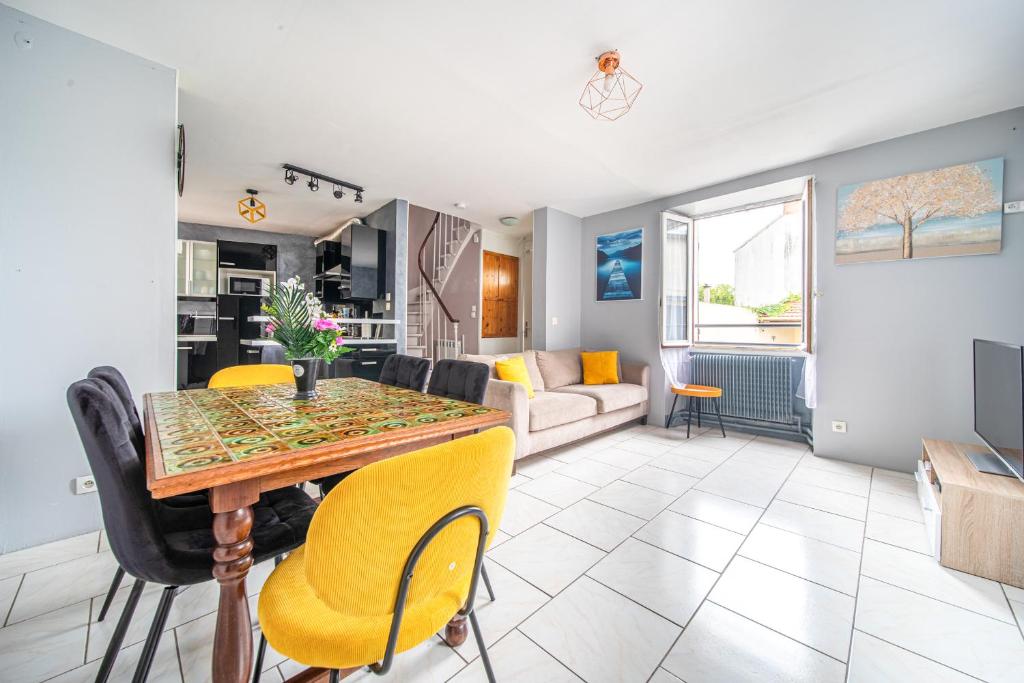 奥尔日河畔圣米歇尔Location Cosy Paris的客厅配有桌子和黄色椅子