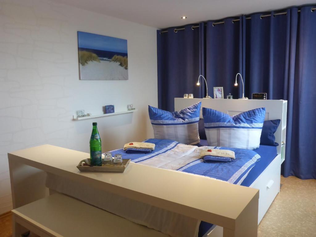 MustinFerienhaus Naturnah的一间卧室配有一张带蓝色枕头的床