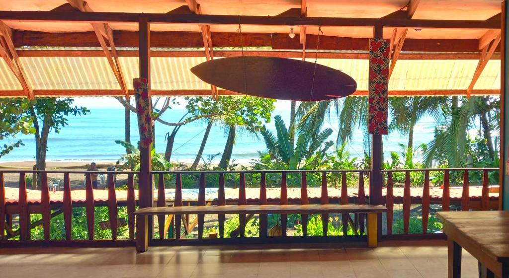 托尔图格罗Tortuguero Adventures Beach House的海滩景餐厅设有长凳