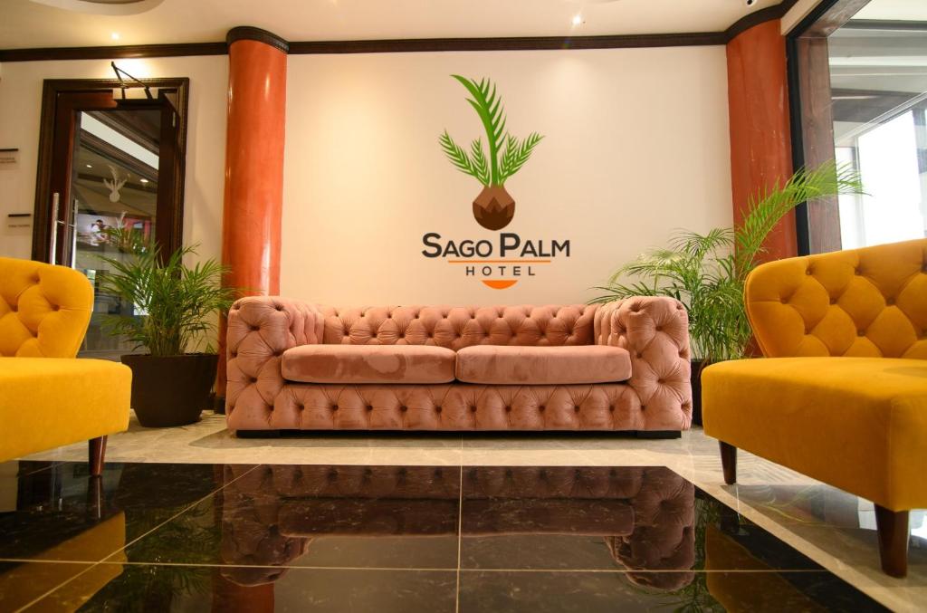 欧丘里欧Sago Palm Hotel的大堂的棕色沙发,配有两把黄色椅子