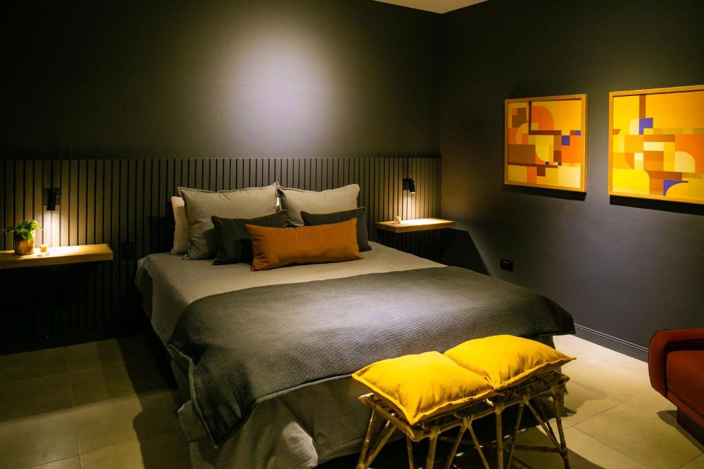 门多萨Casa Rafaela Mendoza parque y ciudad的一间卧室配有一张带黄色枕头的大床
