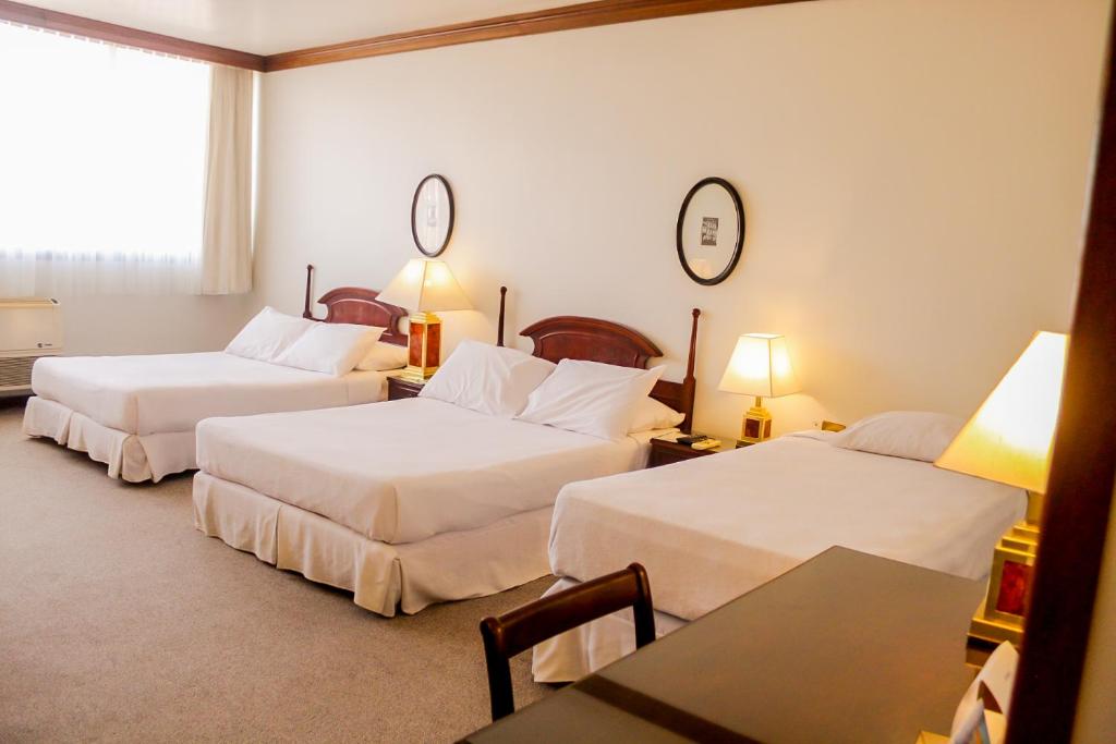 Nobile Suites Excelsior Asuncion客房内的一张或多张床位
