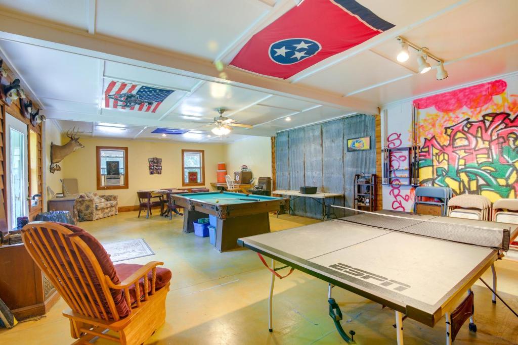 Tennessee Farm Vacation Rental with Game Room!的乒乓球室,配有乒乓球桌