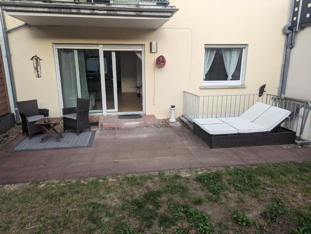 萨尔布吕肯Ferienwohnung Mila, Scheidt的庭院配有白色的沙发和桌子