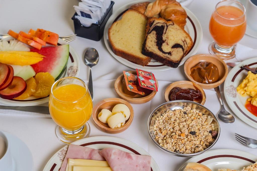 亚松森Nobile Suites Excelsior Asuncion的一张桌子,上面放着一束早餐食品和饮料