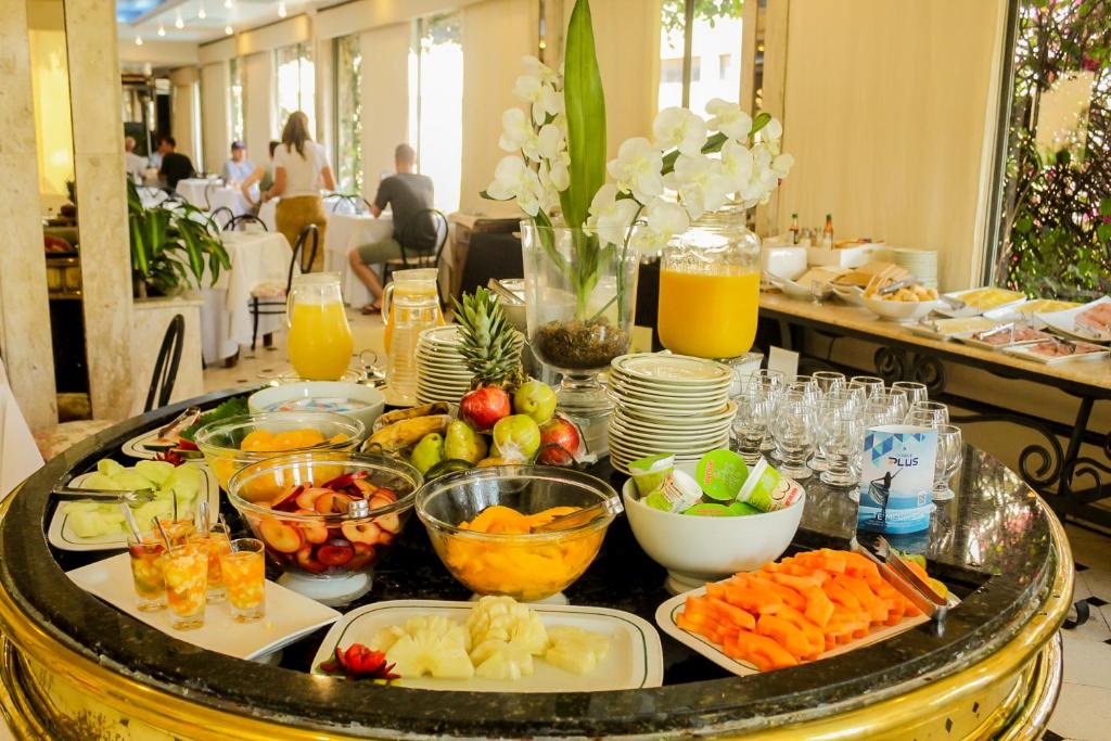 亚松森Nobile Suites Excelsior Asuncion的桌上放着一碗水果和蔬菜