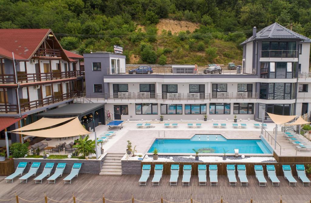 埃尔埃尼塔Vila Casa9的享有酒店空中美景,设有游泳池
