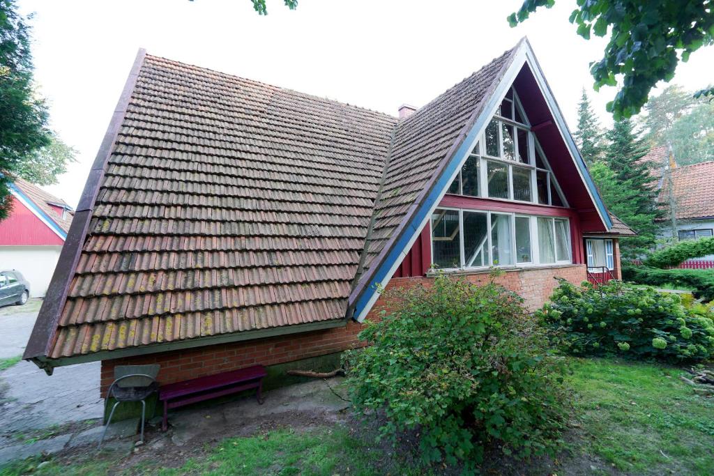 奈达Skruzdėlynas的一间棕色屋顶的小房子