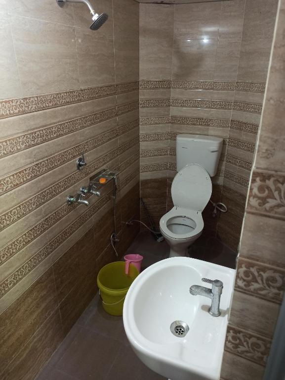 AyodhyaHari Kripa Sadan的浴室配有白色水槽和卫生间。