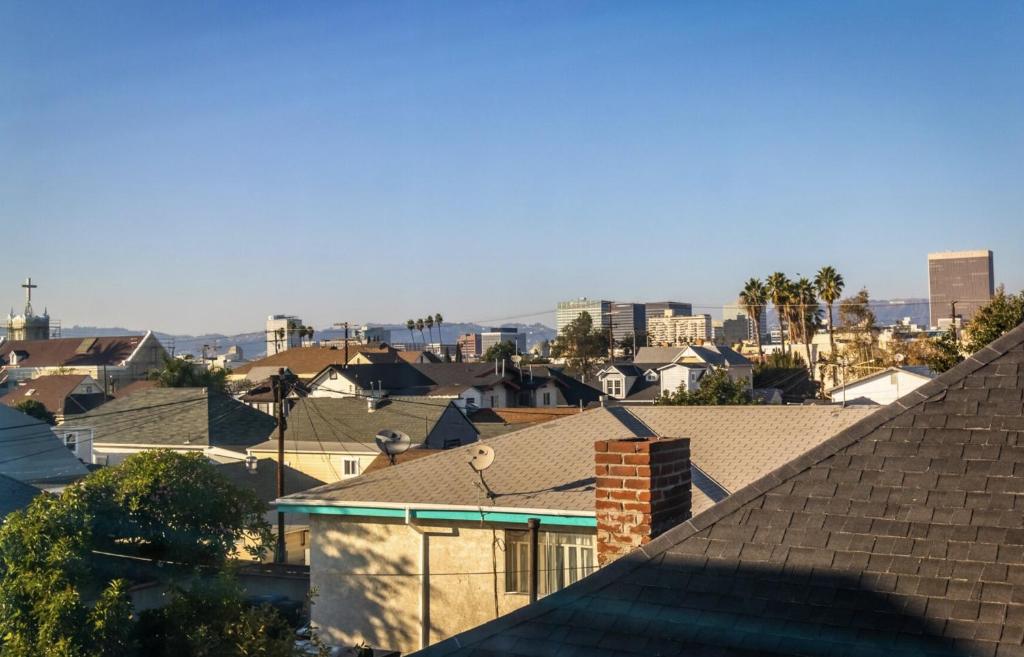 洛杉矶Ktown Homestay的从屋顶可欣赏到城市美景