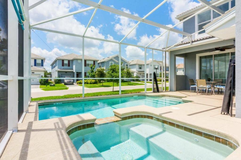 达文波特Modern Vacation Home with Private Pool CG1593的房屋中间的游泳池