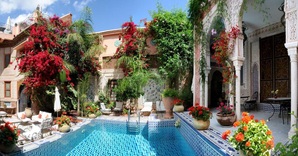 马拉喀什塞邦里亚德宫庭院旅馆的花卉建筑庭院中的游泳池