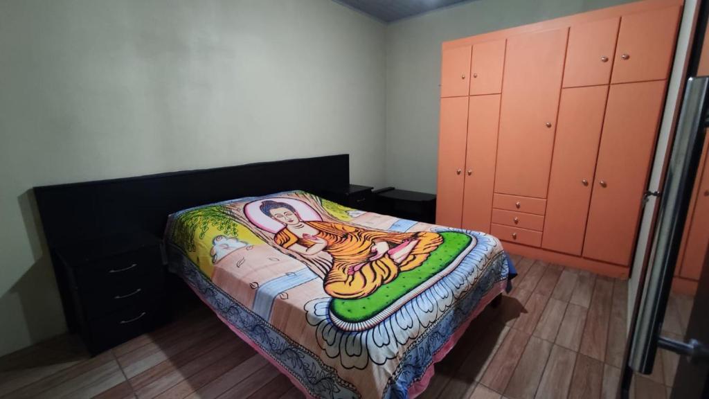 托雷斯Casa completa com 2 quartos de casal em Torres的一间卧室配有一张带虎画的床
