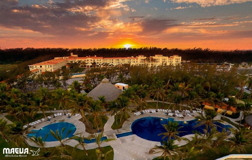 马德罗城玛伊瓦米瑞玛塔匹克酒店及俱乐部的享有度假胜地的空中景致,设有2个游泳池