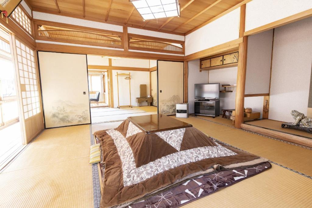 天川村Ichimaru Ryokan - Vacation STAY 77709v的大型客房配有1张床和1台电视。