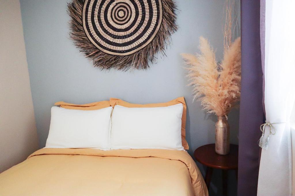 瓜达拉哈拉Real Santuario的卧室配有一张床,墙上挂有绘画作品